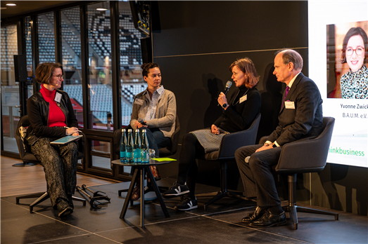 Abschlusspanel mit (v.l.) Yvonne Zwick, Klara Marquardt, Andrea Kurz, Prof. Dr. Jochen Pampel (© B.A.U.M./Peter Herrmann)