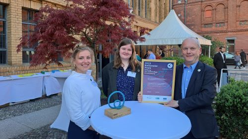 Das Projektteam freut sich über die Auszeichnung: (v.l.) Karla Lehmann, Karina Frochtmann, Dieter Brübach