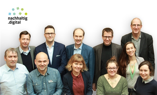 Das fünfköpfige Team von nachhaltig.digital mit den Trägern von B.A.U.M. und DBU beim Teamtreffen in Hamburg (vordere Reihe v. l. n. r.): Dr.-Ing. Jörg Lefèvre und Mark Probst (beide DBU), Julia Fink, Beatriz Bilfinger, Anouk-Letizia Firle, Lisa Klose (alle nachhaltig.digital); (hintere Reihe v. l. n. r.) Jan Koch (B.A.U.M.), Carl-Ernst Müller (nachhaltig.digital), Martin Oldeland (B.A.U.M.), Dr. Volker Berding und Prof. Dr. Markus Große Ophoff (beide DBU)