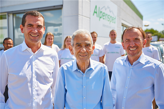Nachhaltig erfolgreich in der zweiten Generation. Alpensped Geschäftsführer Christian (rechts) und Massimo Faggin (links) mit Firmengründer Rinaldo Faggin (Mitte) © Alpensped