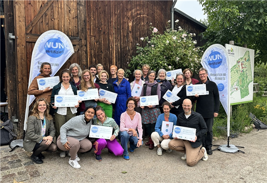 Staatsrätin Dr. Stefanie von Berg (mittlere Reihe, 5.v.l.) mit den nun-Zertifizierten; links neben ihr Lina Weigel, Projektmanagerin SDG-Scouts® (Foto: S.O.F.)